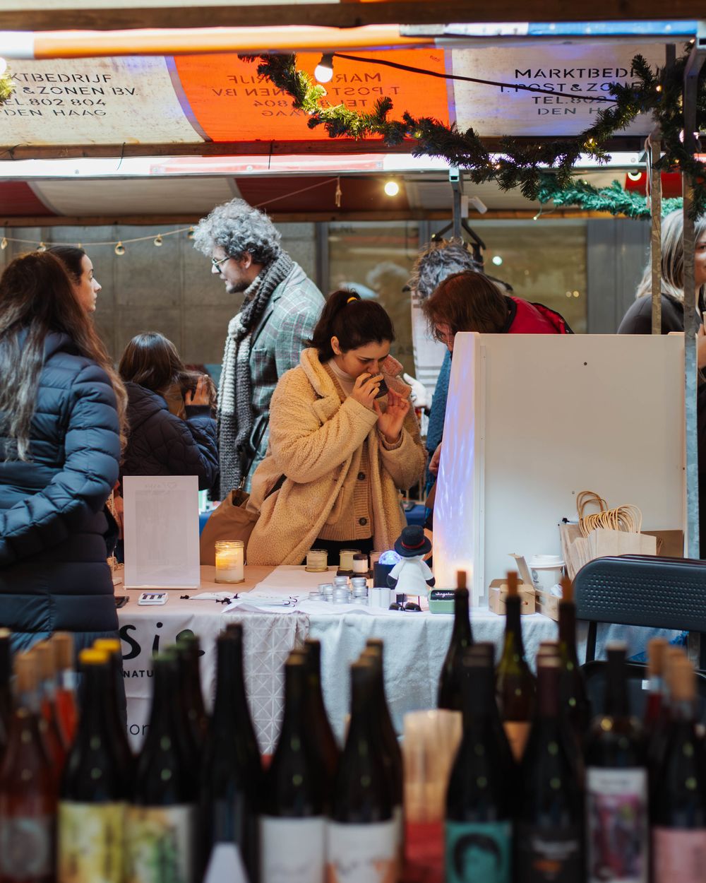 Bezoekers bij de kramen op een eerdere kerstmarkt van The Maker Market